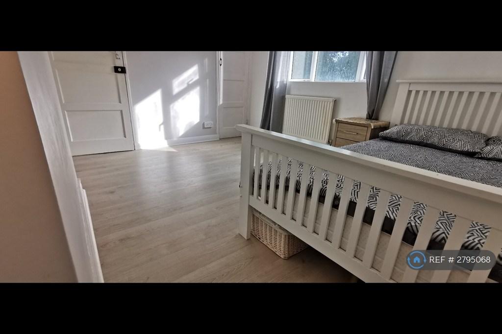 Spacious Double Room With Built In Storage