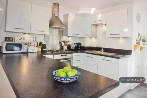 2 bedroom flat to rent, Queripel Close, Tunbridge Wells, TN2