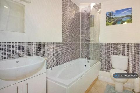 2 bedroom flat to rent, Queripel Close, Tunbridge Wells, TN2
