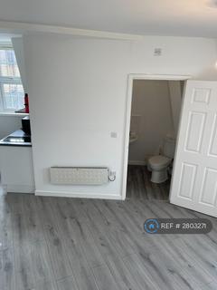 Studio to rent, Holywell House, London, E11
