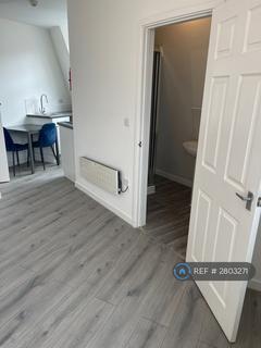 Studio to rent, Holywell House, London, E11