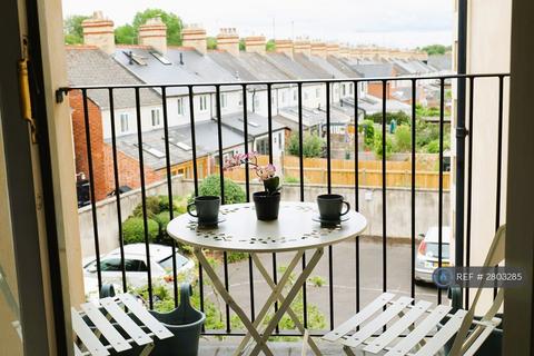 2 bedroom penthouse to rent, London Place, Cirencester, GL7