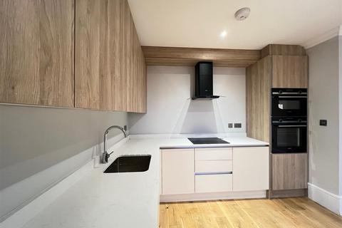 2 bedroom apartment to rent, Castlebar Road, Ealing