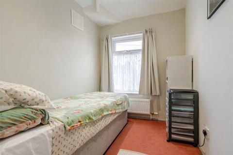 3 bedroom semi-detached house for sale, June Avenue, Leigh