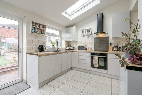 3 bedroom semi-detached house for sale, June Avenue, Leigh