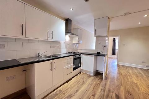 3 bedroom apartment to rent - Junction Road, Ealing