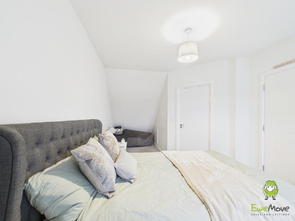 16 Greenkeepers Avenue - Bedroom
