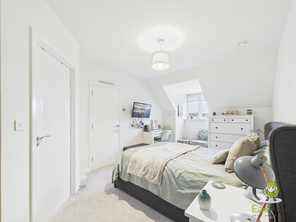 16 Greenkeepers Avenue - Bedroom