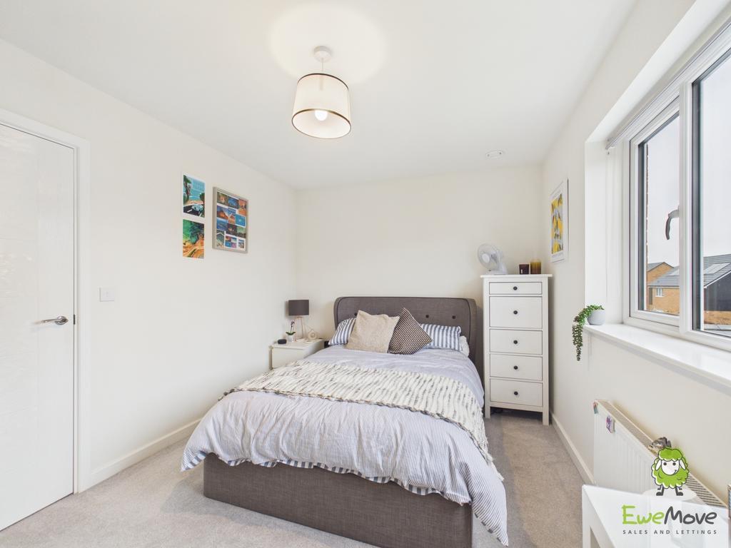 16 Greenkeepers Avenue - Bedroom