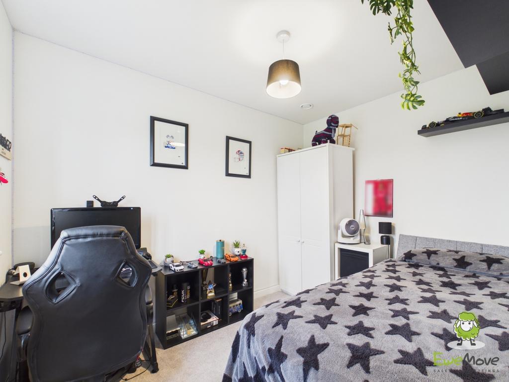 16 Greenkeepers Avenue - Bedroom