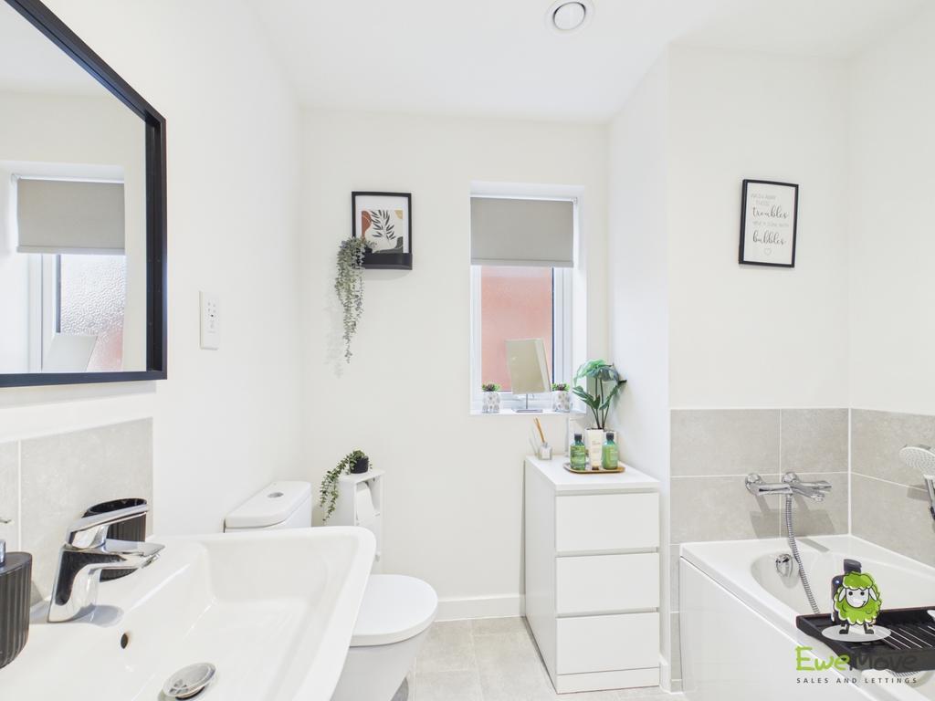 16 Greenkeepers Avenue - Family Bathroom