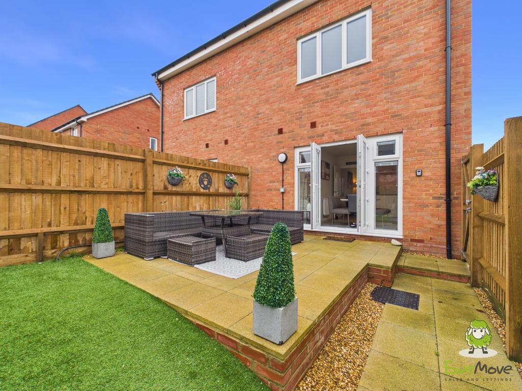 16 Greenkeepers Avenue - Garden