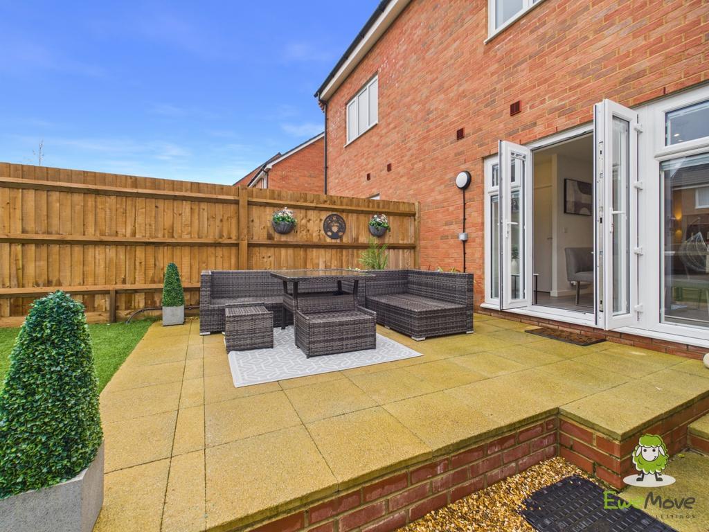 16 Greenkeepers Avenue - Garden