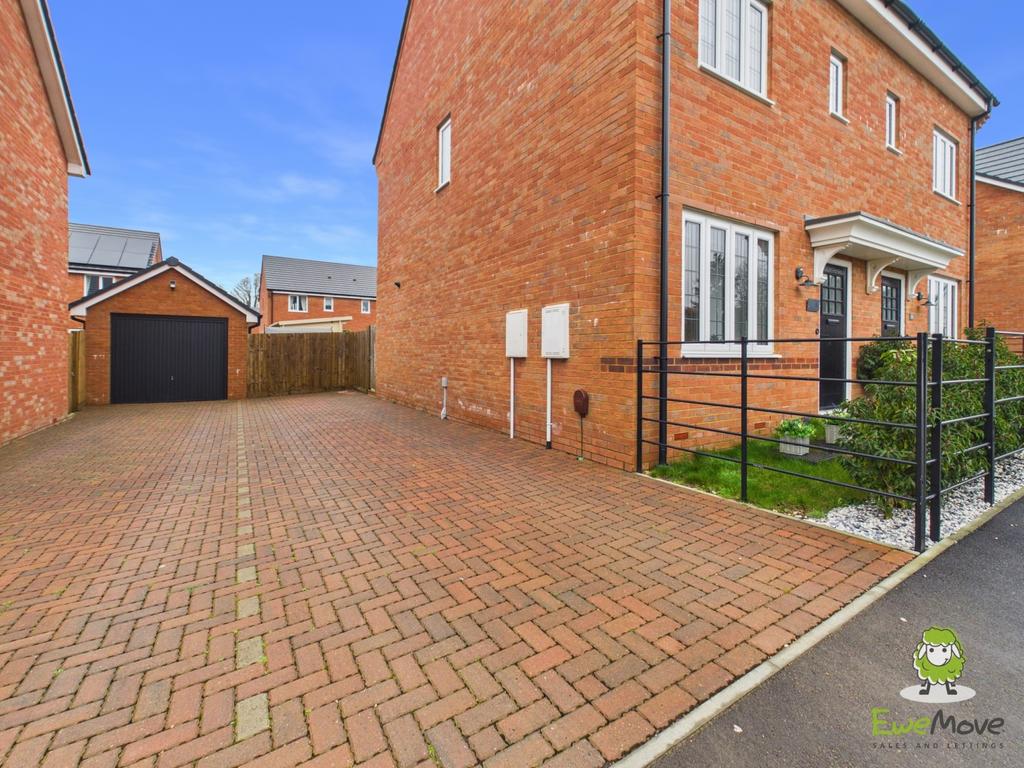 16 Greenkeepers Avenue - 3 Car Driveway