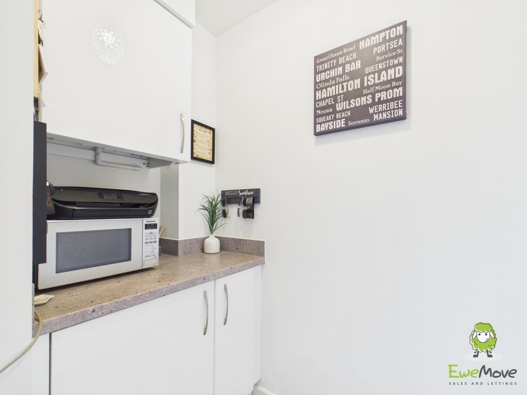16 Greenkeepers Avenue - Utility