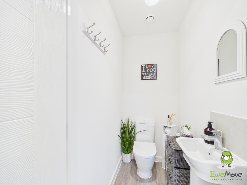 16 Greenkeepers Avenue - Cloakroom