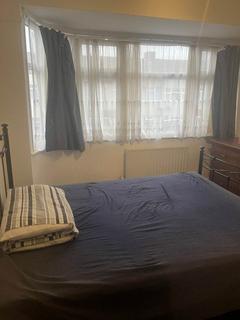 1 bedroom in a flat share to rent, Stanley Avenue, Dagenham RM8