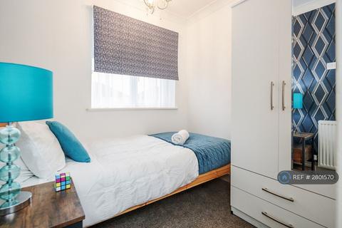 4 bedroom semi-detached house to rent, Fouracres, Enfield, EN3