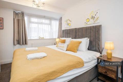 4 bedroom semi-detached house to rent, Fouracres, Enfield, EN3