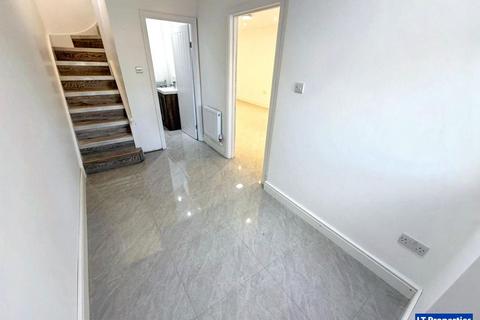 3 bedroom semi-detached house to rent, Luton LU3