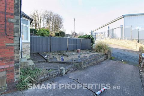3 bedroom semi-detached house to rent, Nabcroft Lane, Huddersfield HD4