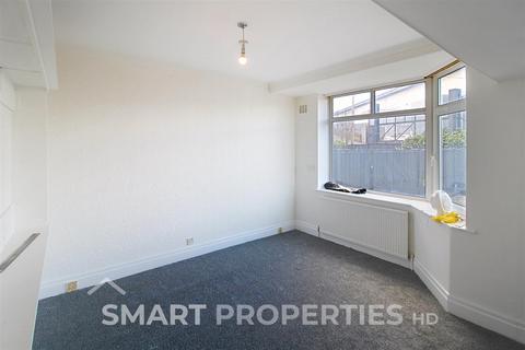 3 bedroom semi-detached house to rent, Nabcroft Lane, Huddersfield HD4