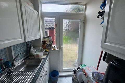 3 bedroom terraced house to rent, Britannia Avenue Luton LU3 1XD