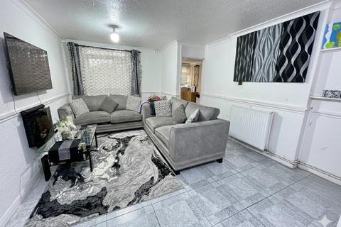 3 bedroom terraced house for sale, Gregories Close, Luton, Bedfordshire, LU3 1DL