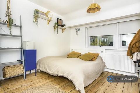 3 bedroom terraced house to rent, Abbey Road, London, DA17