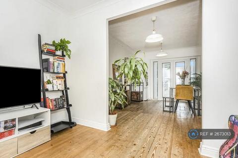 3 bedroom terraced house to rent, Abbey Road, London, DA17
