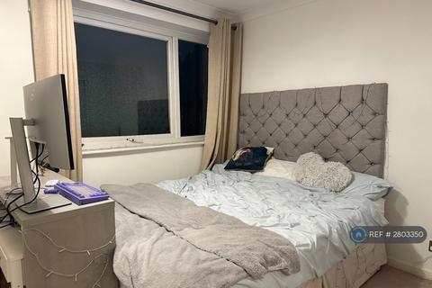 1 bedroom in a house share to rent, Balmoral Close, London, SW15