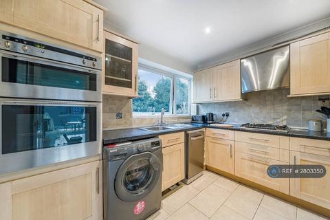 1 bedroom in a house share to rent, Balmoral Close, London, SW15