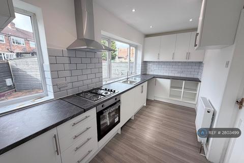 3 bedroom end of terrace house to rent, Briarwood Avenue, Manchester, M43