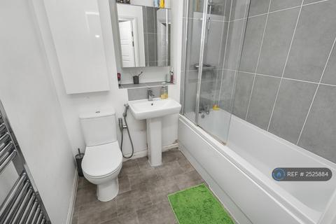 4 bedroom flat to rent, Charmille Avenue, London, NW9