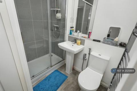 4 bedroom flat to rent, Charmille Avenue, London, NW9