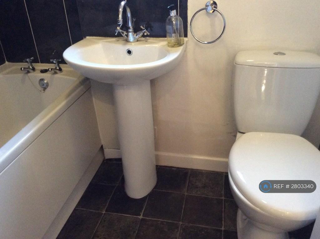 Bathroom 2/2