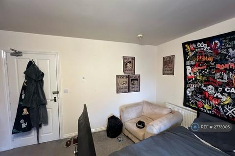 5 bedroom semi-detached house to rent, Galingale View, Newcastle, ST5