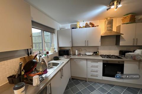 5 bedroom semi-detached house to rent, Galingale View, Newcastle, ST5