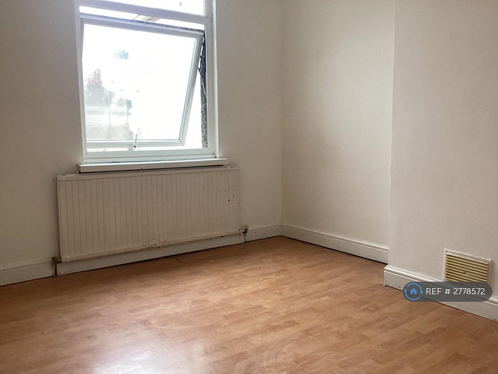 Middle Bedroom