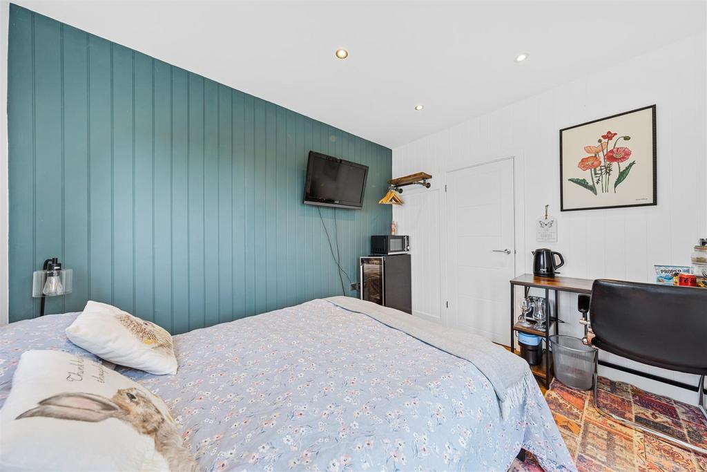 10 Bedford Rd Web50.jpg
