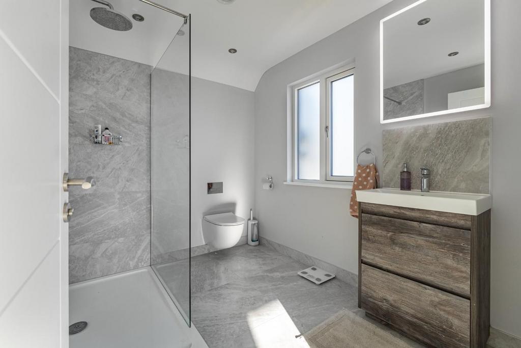 EN-SUITE SHOWER ROOM.jpg