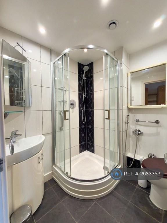 1st Bedroom En-Suite