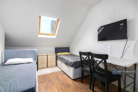 1 bedroom in a house share to rent, London, London, TW3