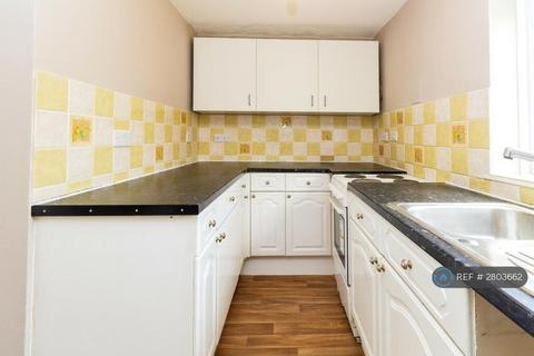 3 bedroom flat to rent, Warren Bank, Milton Keynes, MK6