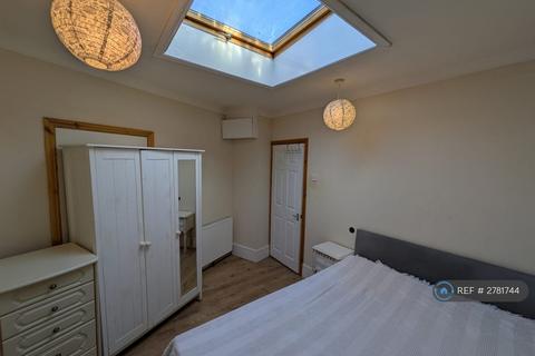 1 bedroom flat to rent, Bourne Grove, Lower Bourne, Farnham, GU10