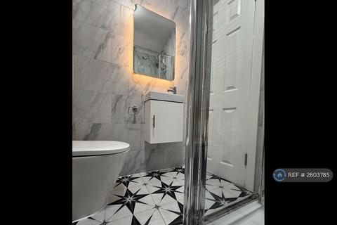 1 bedroom in a house share to rent, Westway, London, W12