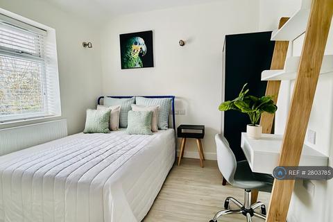 1 bedroom in a house share to rent, Westway, London, W12