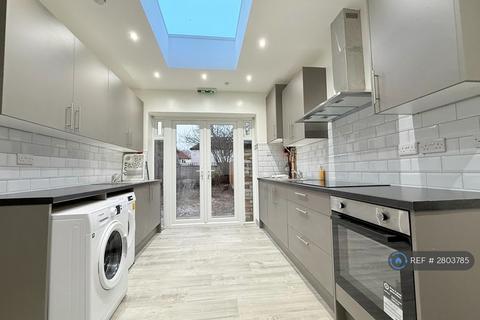 1 bedroom in a house share to rent, Westway, London, W12