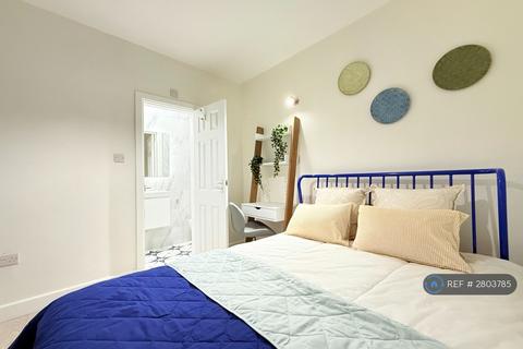 1 bedroom in a house share to rent, Westway, London, W12