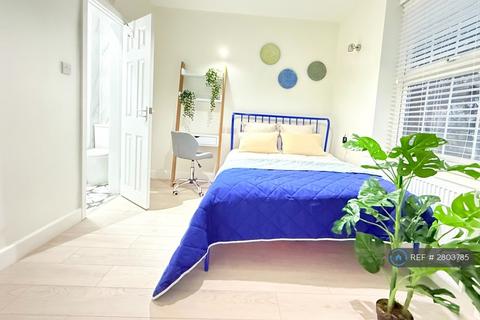 1 bedroom in a house share to rent, Westway, London, W12